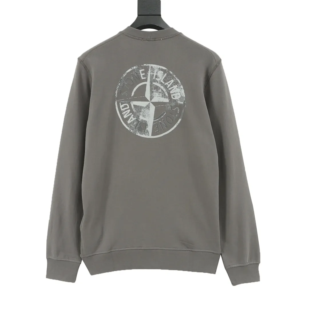 🅿️480 Stone Island 25FW reflective letter round neck sweatshirt is made of high-quality pure cotton fabric, which is not only soft to the touch, without any itch when close to the skin, but also has excellent performance. Moreover, the fabric has been specially treated to be wear-resistant and can still maintain good shape and color after multiple washes. The classic round neck design is simple and elegant, adapting to various face shapes and facial lines. The exquisite stitching on the cuffs and hem demonstrates the brand's ultimate pursuit of details. It is strong and durable and will not easily come off. Size: S-XL